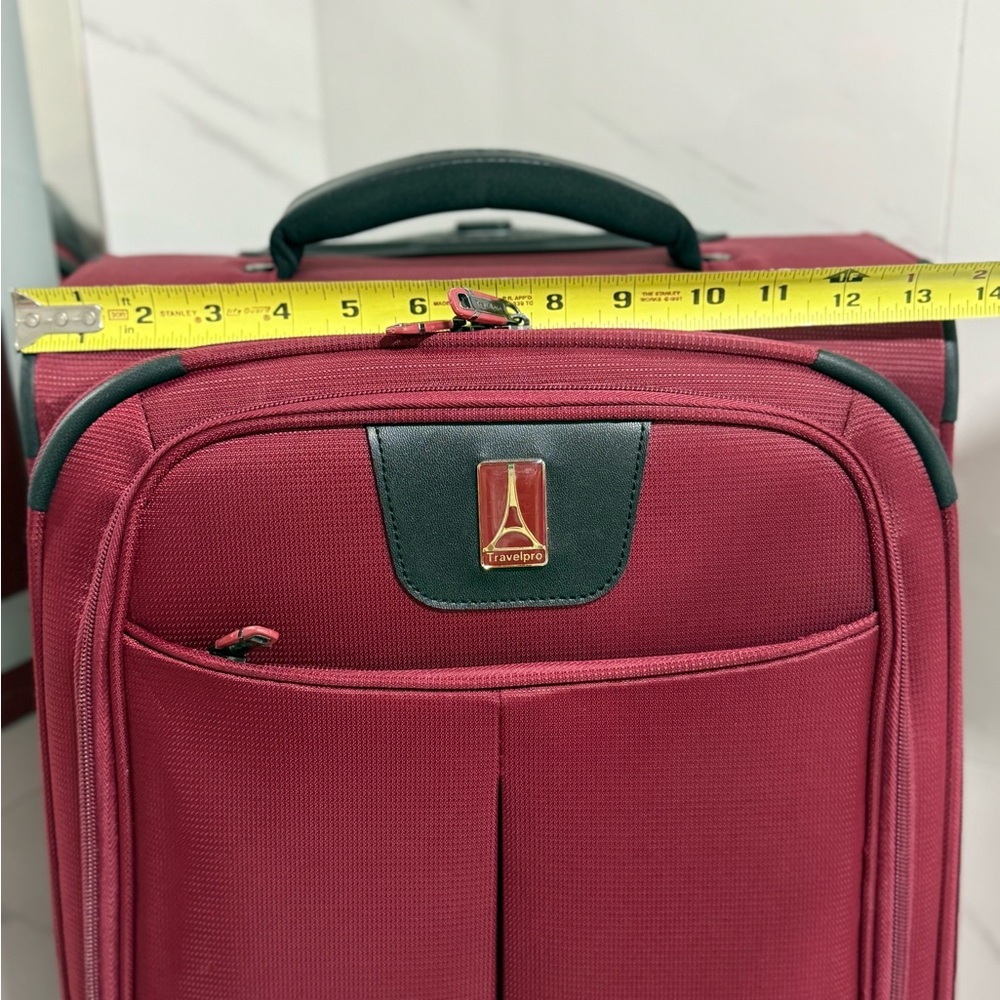 Travelpro Max lite 5 expandable spinner suitcase